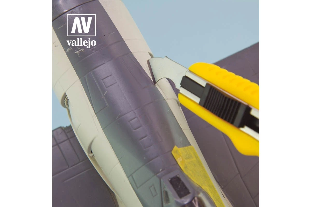 T06012 | Vallejo Retractable Plastic Cutter Scriber Tool & 5Pcs Blades 4 T06012 | Vallejo Retractable Plastic Cutter Scriber Tool & 5Pcs Blades - Image 2